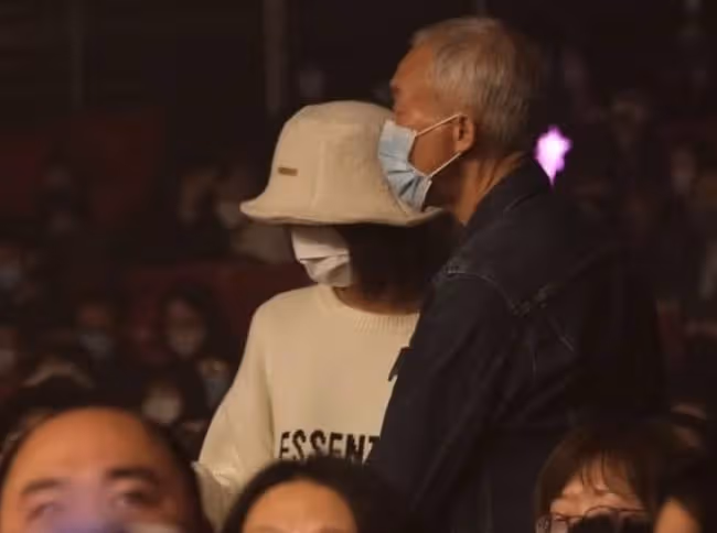 緋聞男友開演唱會，蔡思貝自掏腰包買票攜父母支持，一度感動落淚