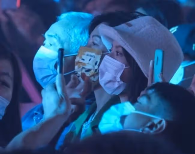 緋聞男友開演唱會，蔡思貝自掏腰包買票攜父母支持，一度感動落淚