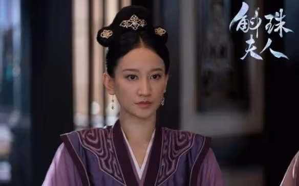 因和李小冉長的太像,導致她遇到了很多的困擾,但這也促使了她成為演員