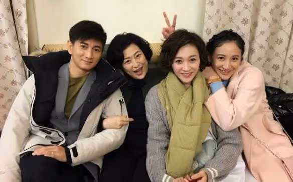 因和李小冉長的太像,導致她遇到了很多的困擾,但這也促使了她成為演員