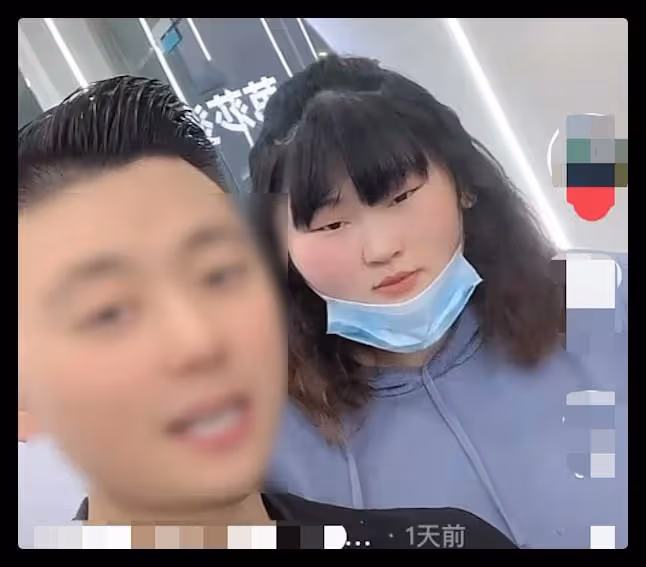 大衣哥女兒回家鄉做頭髮,染亞麻燙蛋卷頭,減肥成功身材依舊強壯