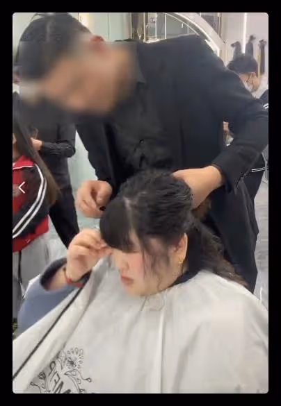 大衣哥女兒回家鄉做頭髮,染亞麻燙蛋卷頭,減肥成功身材依舊強壯