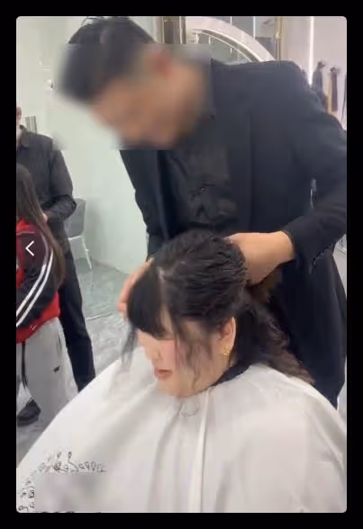 大衣哥女兒回家鄉做頭髮,染亞麻燙蛋卷頭,減肥成功身材依舊強壯