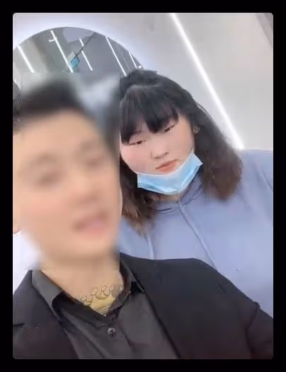 大衣哥女兒回家鄉做頭髮,染亞麻燙蛋卷頭,減肥成功身材依舊強壯