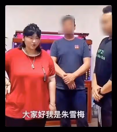 大衣哥女兒回家鄉做頭髮,染亞麻燙蛋卷頭,減肥成功身材依舊強壯