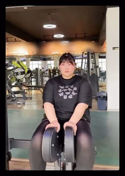 大衣哥女兒回家鄉做頭髮,染亞麻燙蛋卷頭,減肥成功身材依舊強壯