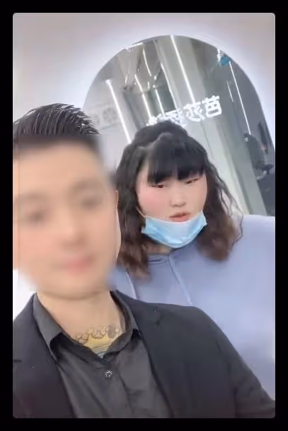 大衣哥女兒回家鄉做頭髮,染亞麻燙蛋卷頭,減肥成功身材依舊強壯