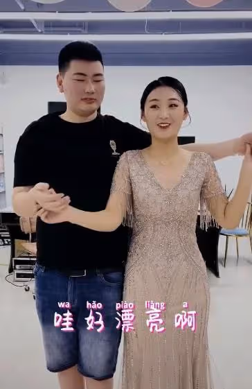 大衣哥女兒回家鄉做頭髮,染亞麻燙蛋卷頭,減肥成功身材依舊強壯