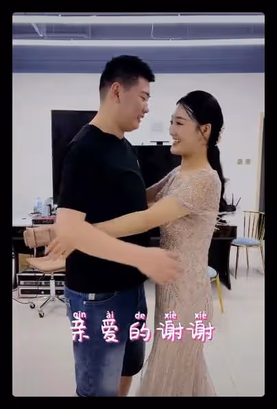 大衣哥女兒回家鄉做頭髮,染亞麻燙蛋卷頭,減肥成功身材依舊強壯