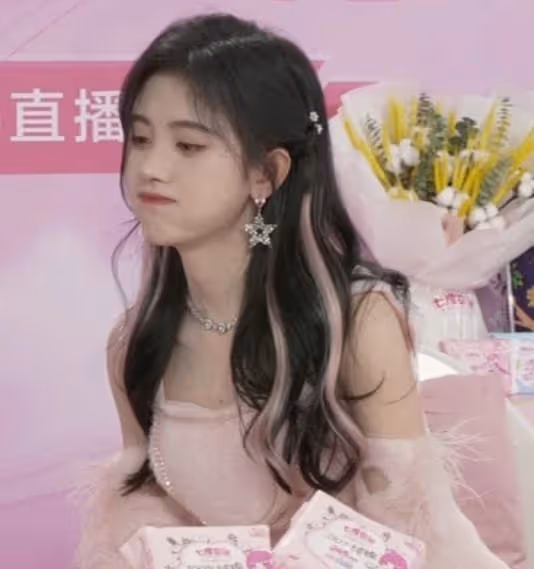 鞠婧禕參加活動，做大笑表情五官也沒崩，是不是「天然臉」一目了然