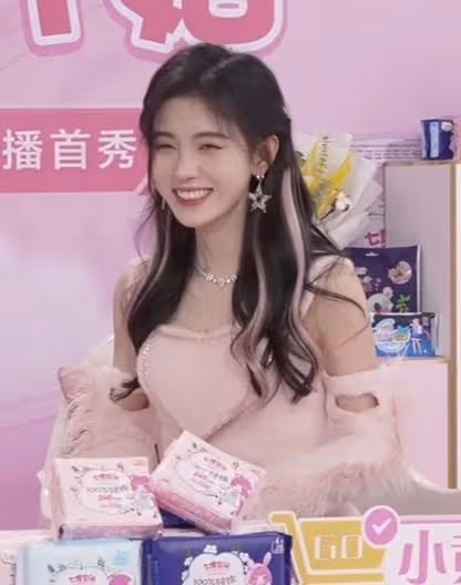 鞠婧禕參加活動，做大笑表情五官也沒崩，是不是「天然臉」一目了然