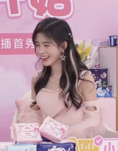 鞠婧禕參加活動，做大笑表情五官也沒崩，是不是「天然臉」一目了然