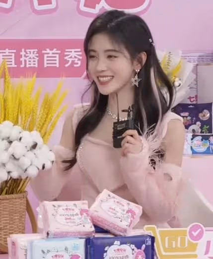 鞠婧禕參加活動，做大笑表情五官也沒崩，是不是「天然臉」一目了然
