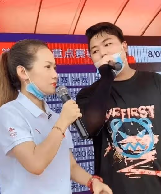 騎電動車買條大魚回家！全紅嬋哥哥活得瀟灑，孝敬父母就得靠他了
