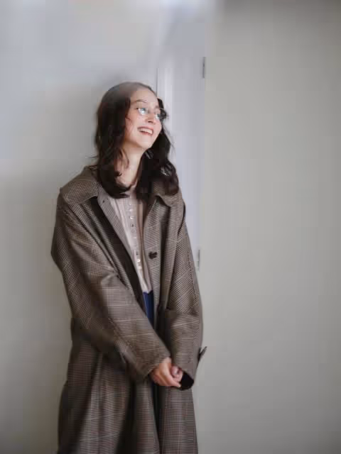 佐佐木希公開「眼鏡娘」的新形象，爽朗笑容似已走出不幸婚姻