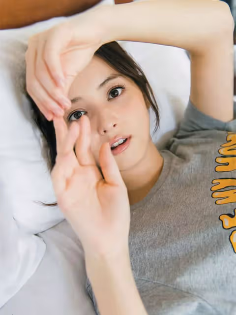 佐佐木希公開「眼鏡娘」的新形象，爽朗笑容似已走出不幸婚姻