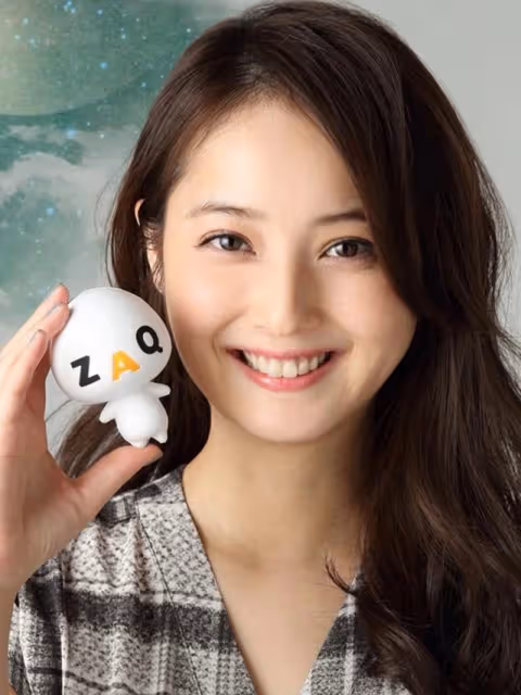 佐佐木希公開「眼鏡娘」的新形象，爽朗笑容似已走出不幸婚姻