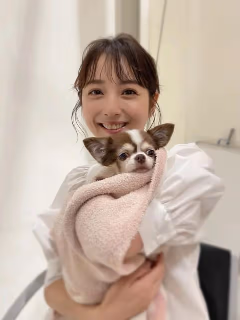 佐佐木希公開「眼鏡娘」的新形象，爽朗笑容似已走出不幸婚姻