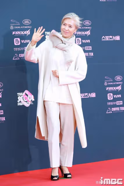 他是《新妓生傳》中風度翩翩的女主爸爸，公認的韓國美男子長這樣