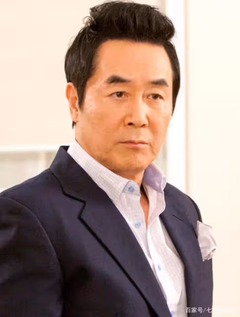 他是《新妓生傳》中風度翩翩的女主爸爸，公認的韓國美男子長這樣