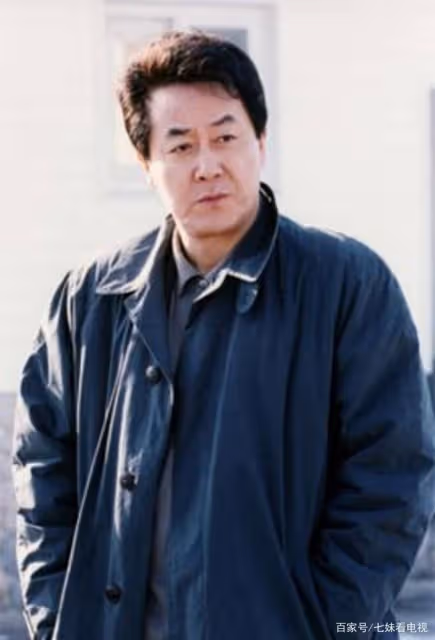 他是《新妓生傳》中風度翩翩的女主爸爸，公認的韓國美男子長這樣