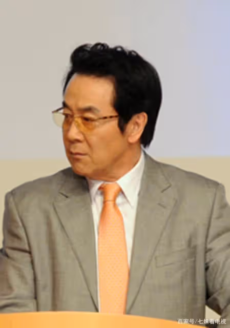 他是《新妓生傳》中風度翩翩的女主爸爸，公認的韓國美男子長這樣