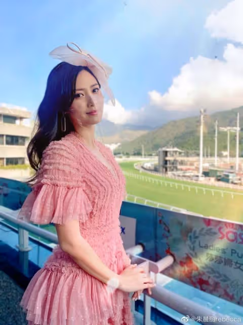 TVB小花朱晨麗不理遭冷待傳聞，稱會繼續為公司服務，直至50年