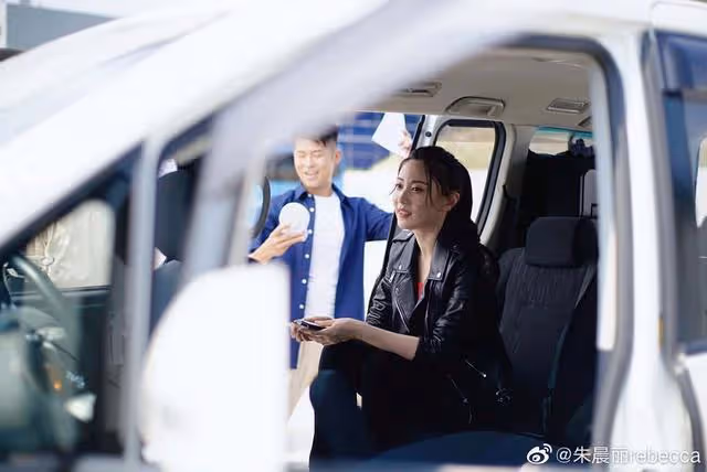TVB小花朱晨麗不理遭冷待傳聞，稱會繼續為公司服務，直至50年