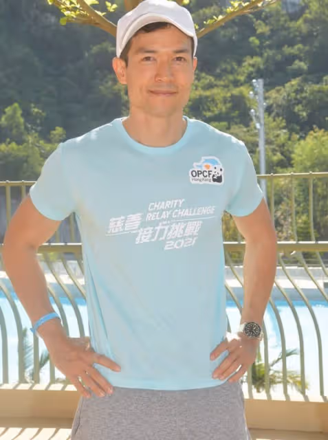 郭晶晶參加鐵人三項，與徐濠縈穿同款衫合影，對方染粉發露腰搶鏡