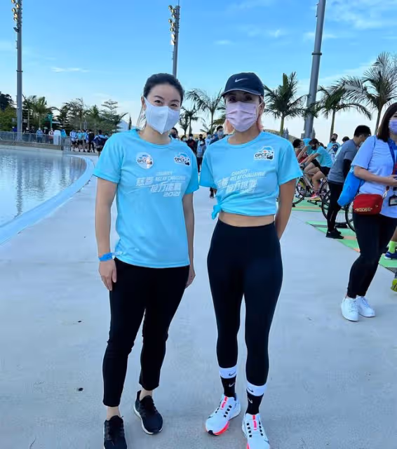郭晶晶參加鐵人三項，與徐濠縈穿同款衫合影，對方染粉發露腰搶鏡