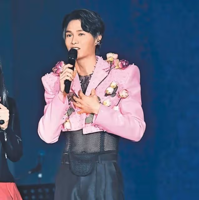 隔空傳情！蔡思貝攜父母看「男友」胡鴻鈞演唱會，台下更激動爆哭