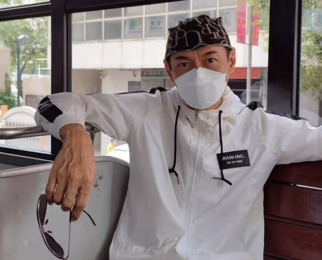 59歲江華現身超市，戴老花鏡打扮樸素，被懷疑一身衣服連穿10天