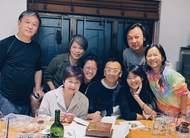 鄭丹瑞67歲生日，與妻子女兒開心慶祝，曾全家移居國外卻差點破產