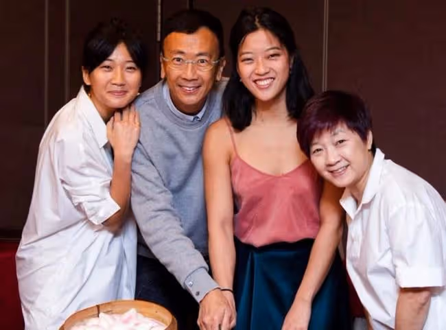 鄭丹瑞67歲生日，與妻子女兒開心慶祝，曾全家移居國外卻差點破產
