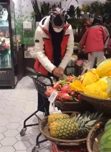 59歲江華罕見現身超市購物，頭巾頗搶鏡，外套被網友指眼熟
