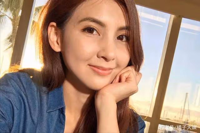 24歲女星嫁入「假」豪門,未婚生子10多年後慘遭拋棄,實在是可憐