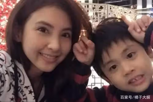 24歲女星嫁入「假」豪門,未婚生子10多年後慘遭拋棄,實在是可憐