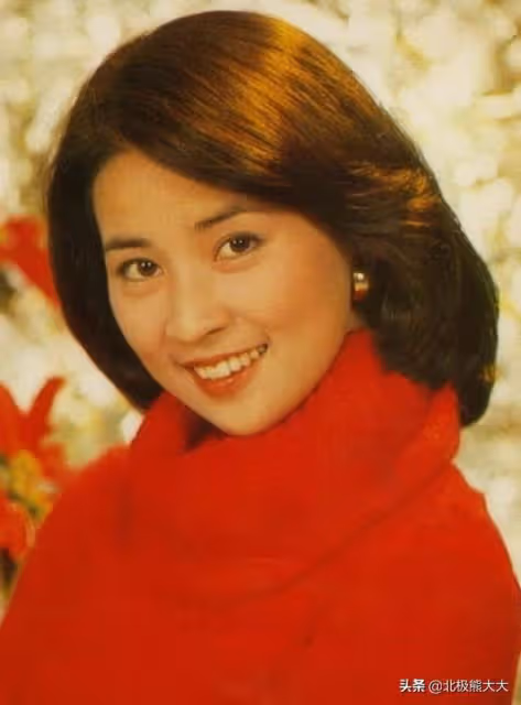 做了四十年隱形妻子，終掌控成龍百億家產，林鳳嬌不止能忍還夠狠
