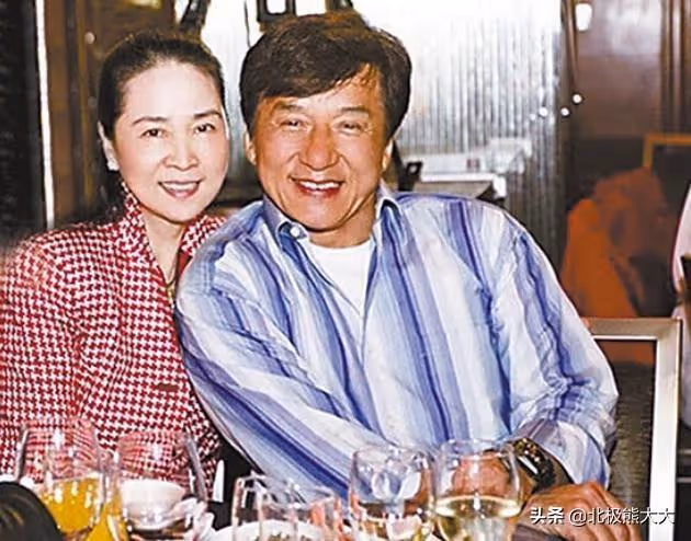 做了四十年隱形妻子，終掌控成龍百億家產，林鳳嬌不止能忍還夠狠