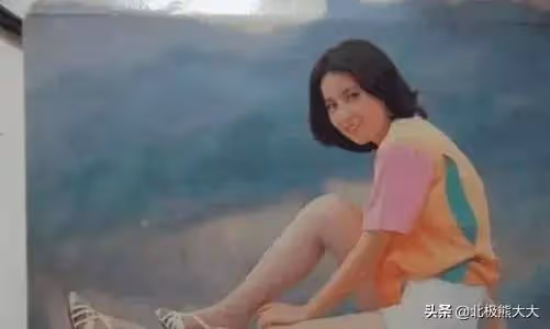 做了四十年隱形妻子，終掌控成龍百億家產，林鳳嬌不止能忍還夠狠