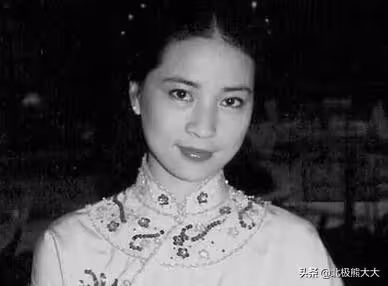 做了四十年隱形妻子，終掌控成龍百億家產，林鳳嬌不止能忍還夠狠