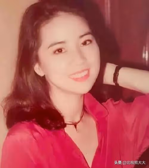 做了四十年隱形妻子，終掌控成龍百億家產，林鳳嬌不止能忍還夠狠
