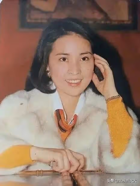 做了四十年隱形妻子，終掌控成龍百億家產，林鳳嬌不止能忍還夠狠