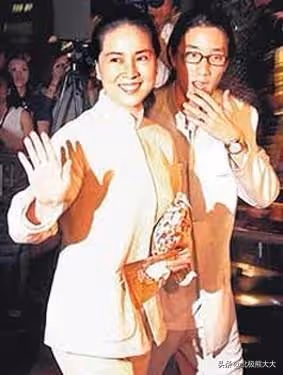 做了四十年隱形妻子，終掌控成龍百億家產，林鳳嬌不止能忍還夠狠