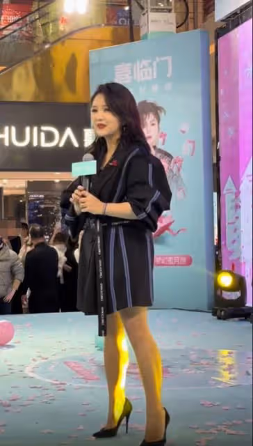 何潔復出忙撈金,減肥初見成效腰圍小了不少,演唱水平依舊在線