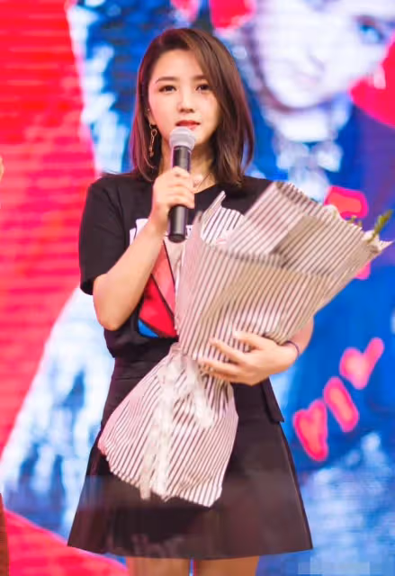 何潔復出忙撈金,減肥初見成效腰圍小了不少,演唱水平依舊在線