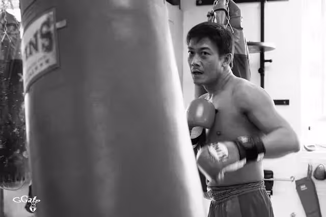 錢小豪曾經比肩周潤發，風頭直追李連杰卻因特殊「癖好」難成巨星