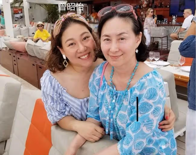 何超瓊與青梅竹馬好友聚會，一起打撞球很盡興，59歲仍未婚無兒女