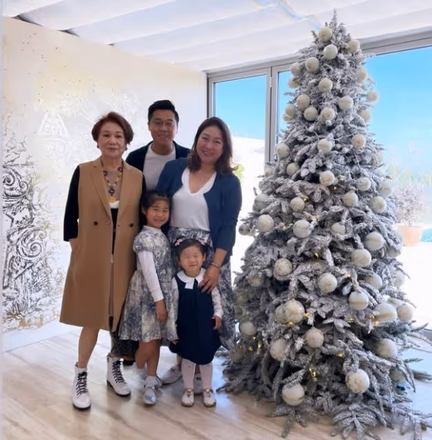 何超瓊與青梅竹馬好友聚會，一起打撞球很盡興，59歲仍未婚無兒女