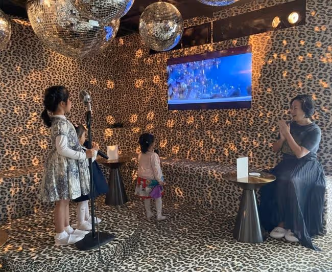 何超瓊與青梅竹馬好友聚會，一起打撞球很盡興，59歲仍未婚無兒女